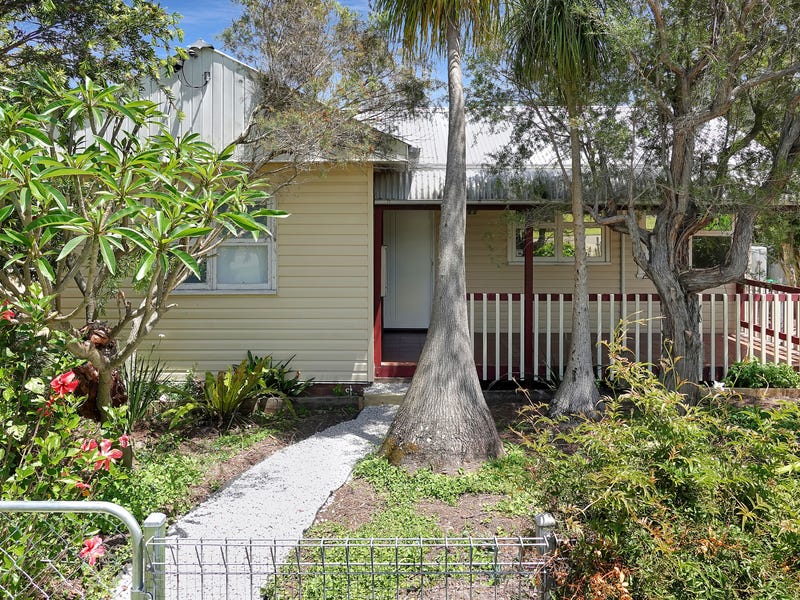 25 Lake Road, Fennell Bay, NSW 2283