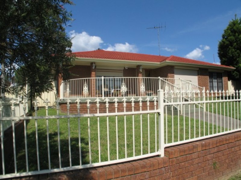 35 Hamlet Cres, Rosemeadow, NSW 2560