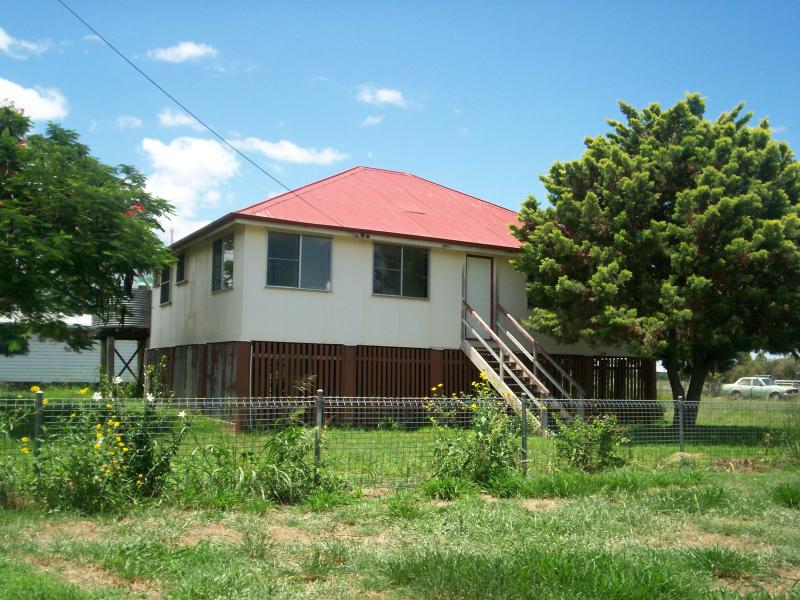 3 Railway Avenue, Wowan, QLD 4702