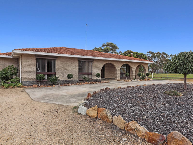 240 Lake Victoria Road, Eagle Point, VIC 3878