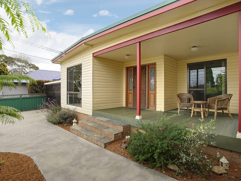 813 Henry Lawson Drive, Picnic Point, NSW 2213