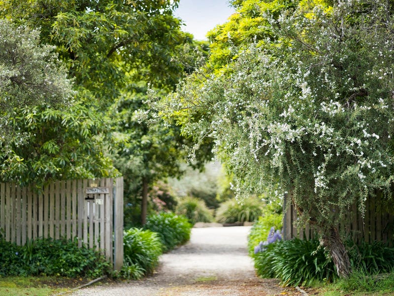 21 Canadian Bay Road, Mount Eliza, VIC 3930