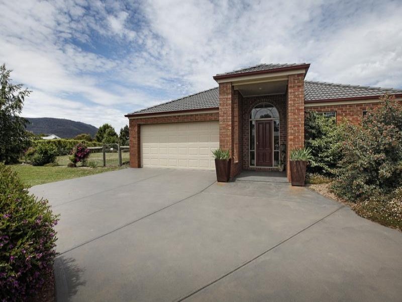 9 Nutfield Close, Woodend, VIC 3442