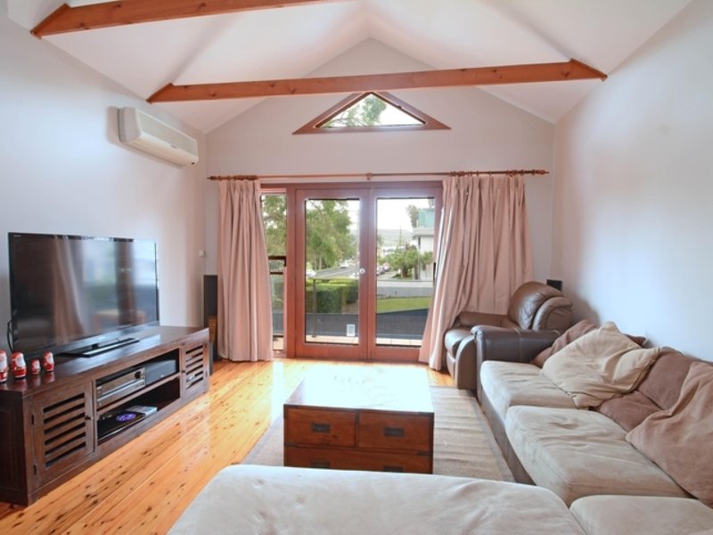 498 The Esplanade, Warners Bay, NSW 2282