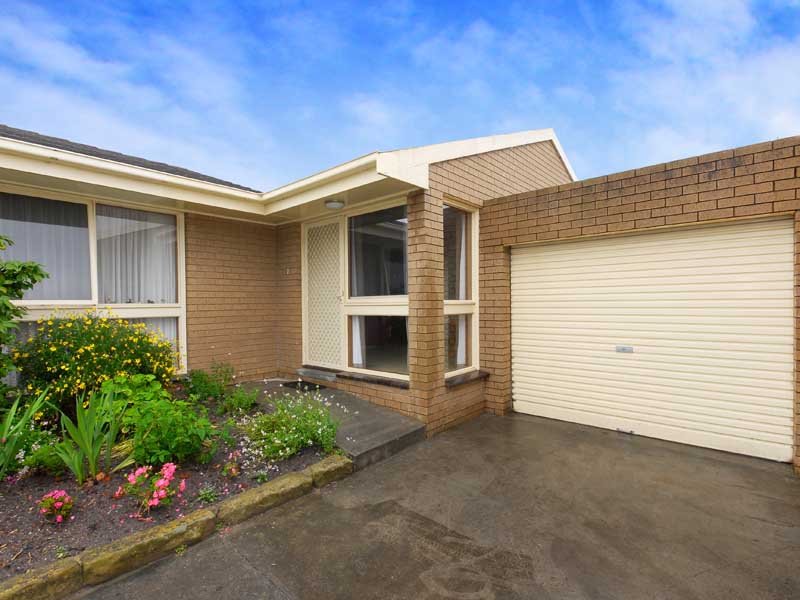 2/18 Pinecrest Drive, Highton, VIC 3216
