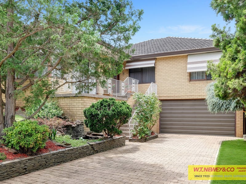 8 Cumberland Avenue, Hall, NSW 2198
