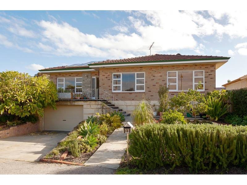 11 Hillier Cres, Hamilton Hill, WA 6163