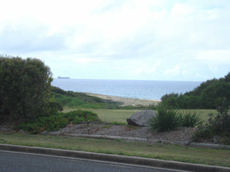 5 Beach Road, Redhead, NSW 2290