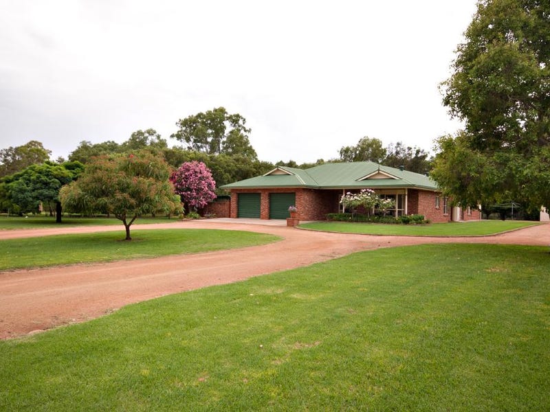 82 WARREN ROAD, Narromine, NSW 2821 Property Details