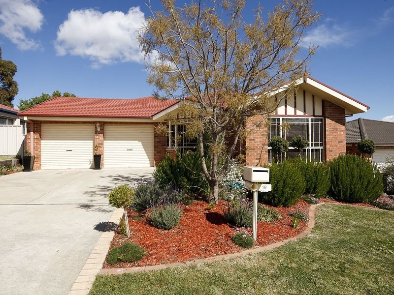 19 Thomas Royal Gardens, Queanbeyan East, NSW 2620