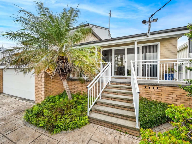 32 Macquarie Grove, Caves Beach, NSW 2281