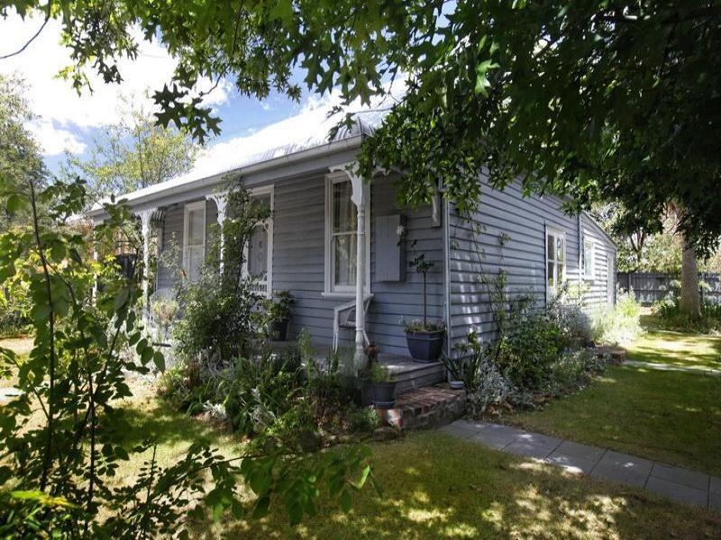 24 Anslow Street, Woodend, Vic 3442 Property Details