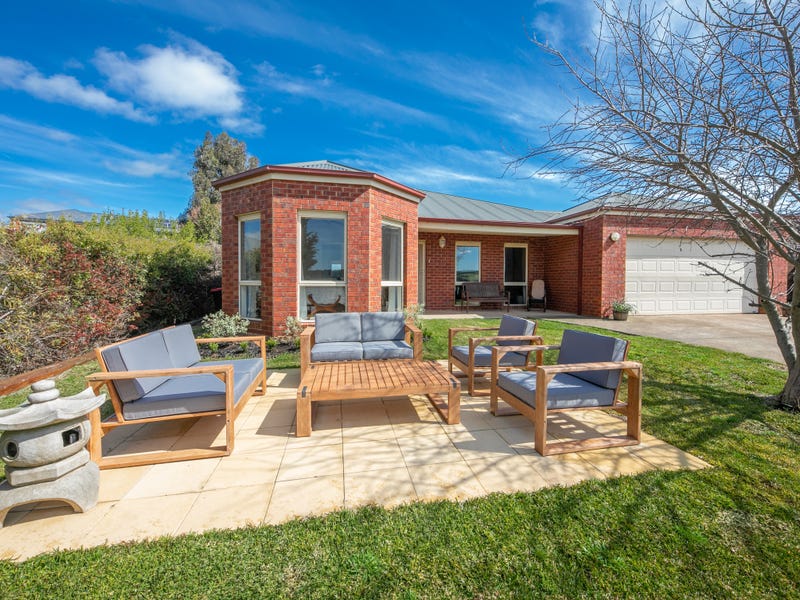 2 Larissa Close, Romsey, Vic 3434 Property Details