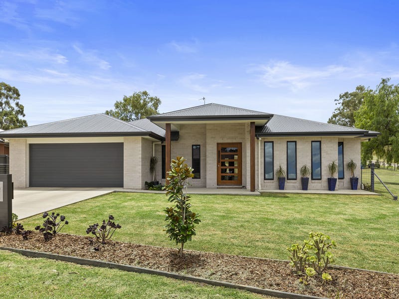 12 Sovereign Drive, Meringandan West, QLD 4352