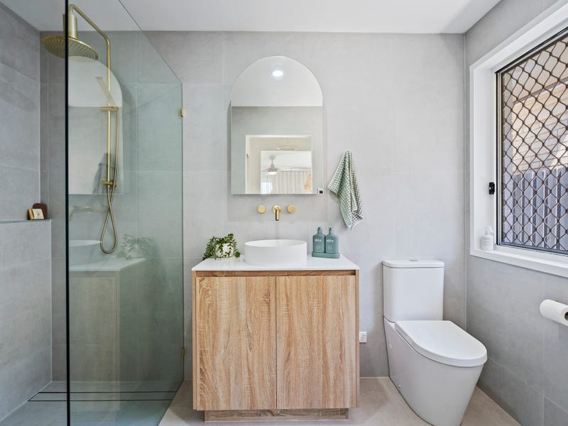 Real Estate & Property for Sale in Paradise Point, QLD 4216 (+1