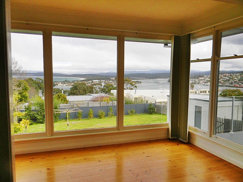 32 Lakeview Avenue, Merimbula, NSW 2548