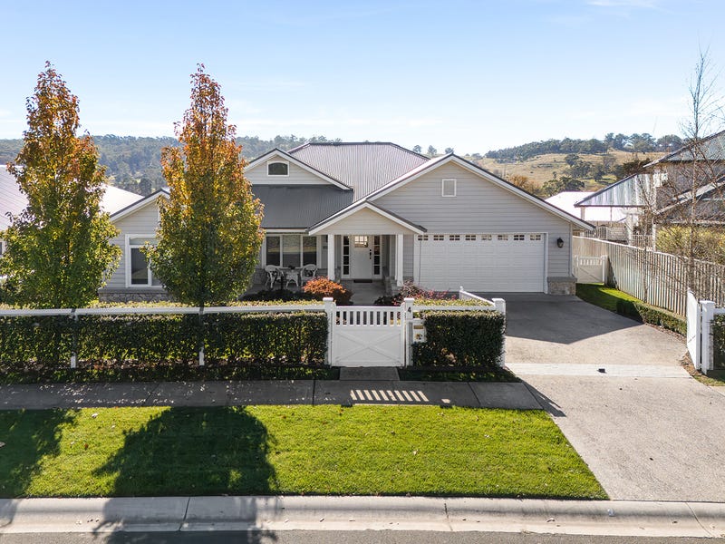 4 Sir James Fairfax Circuit, Bowral, NSW 2576 Property Details