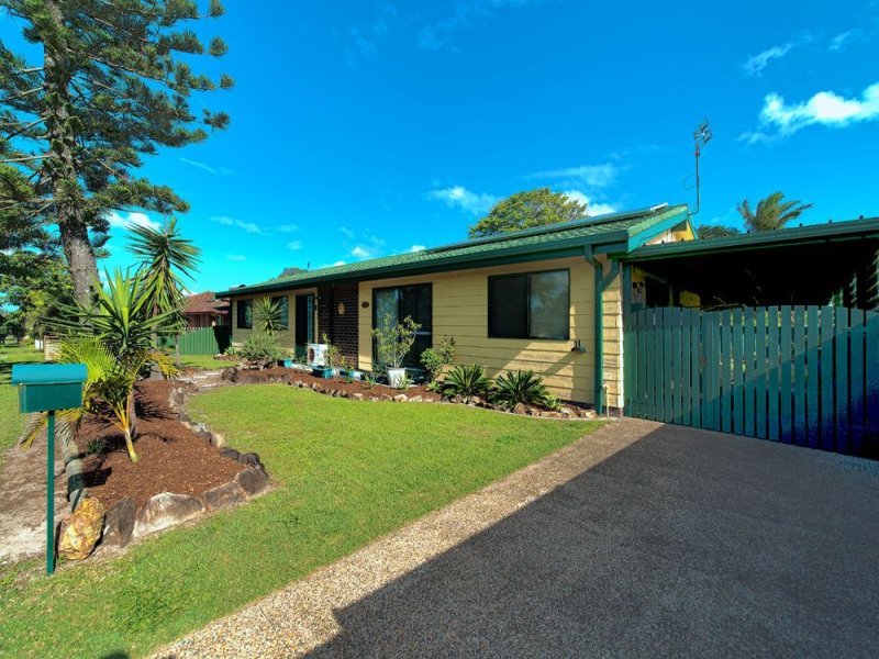 8 Blaxland Avenue, Paradise Point, QLD 4216 8 Blaxland Avenue, Paradise Point, QLD 4216