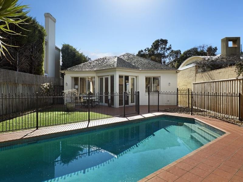 18 Woodside Cres, Toorak, Vic 3142