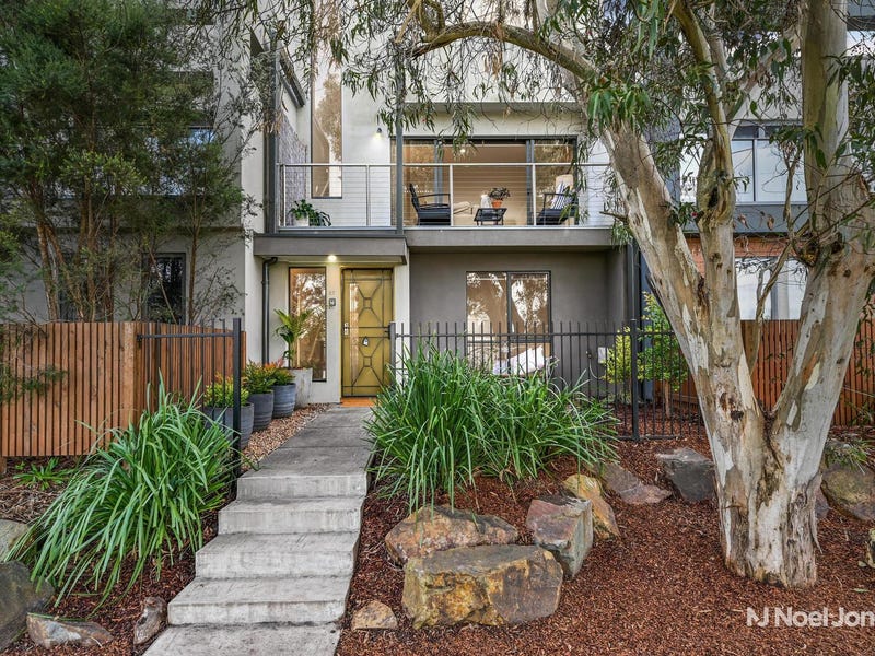 27 Lithgow Way, Mooroolbark, Vic 3138 Property Details