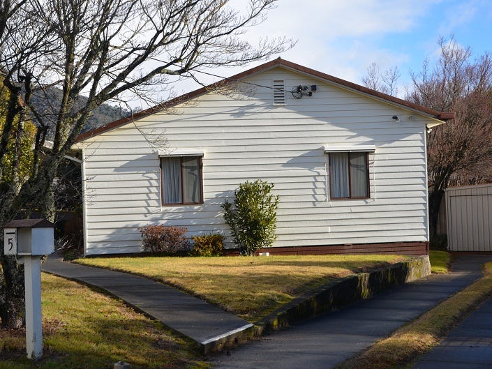 5 Mountain Avenue, Mount Beauty, VIC 3699