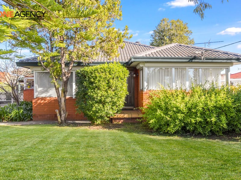 1 Street, Macquarie Fields, NSW 2564