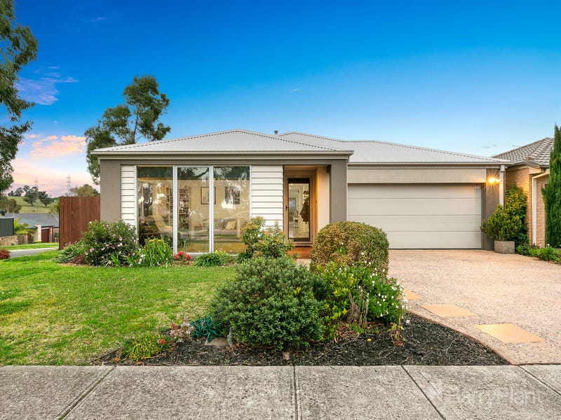 32 Waterside Drive, Pakenham, VIC 3810