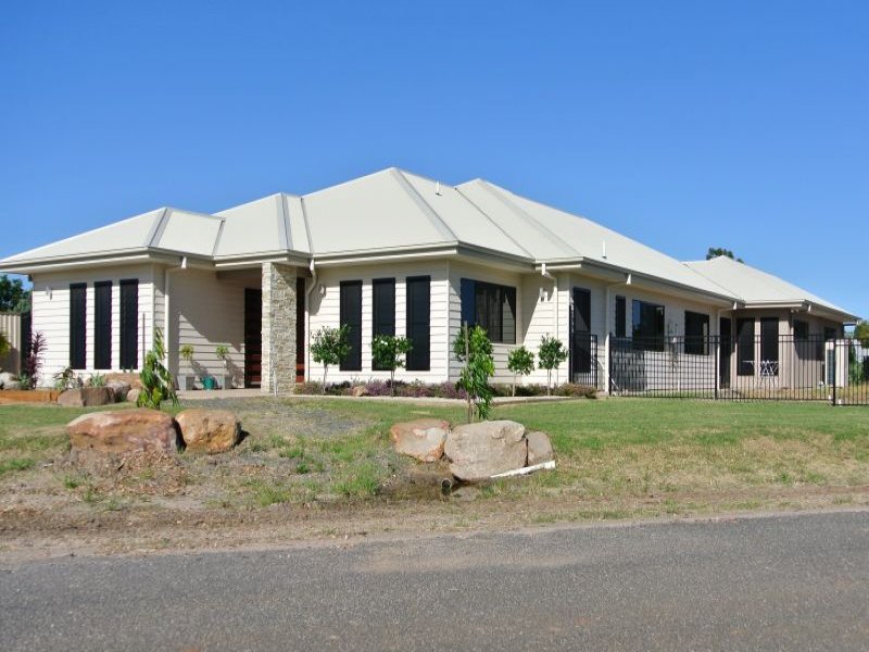 17 Ironbark Drive Emerald Qld 4720 Realestate Com Au