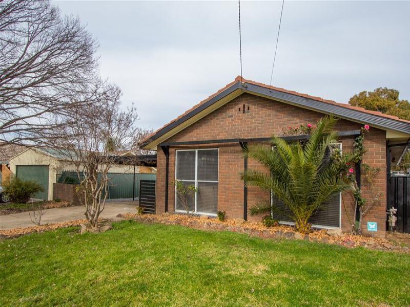 8 Bass Street, Lake Albert, NSW 2650