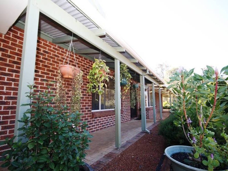 2 Wildflower Way, Leschenault, WA 6233 Property Details