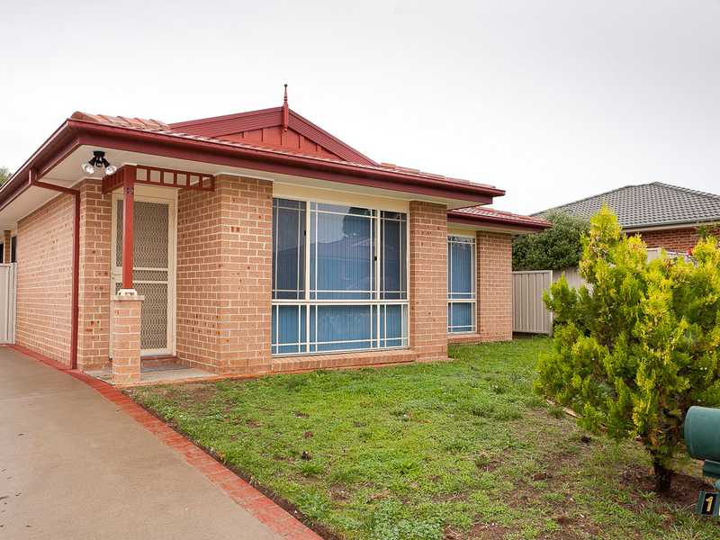 12 Thomas Royal Gardens, Queanbeyan East, NSW 2620