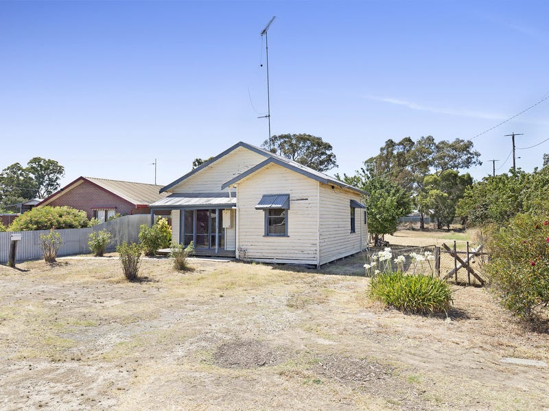 2 Sutherland Street Broadford Vic 3658 House For Rent