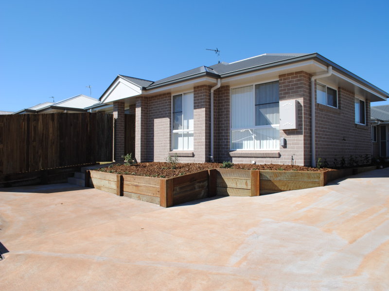 1/8 Tempest Drive, Glenvale, Qld 4350