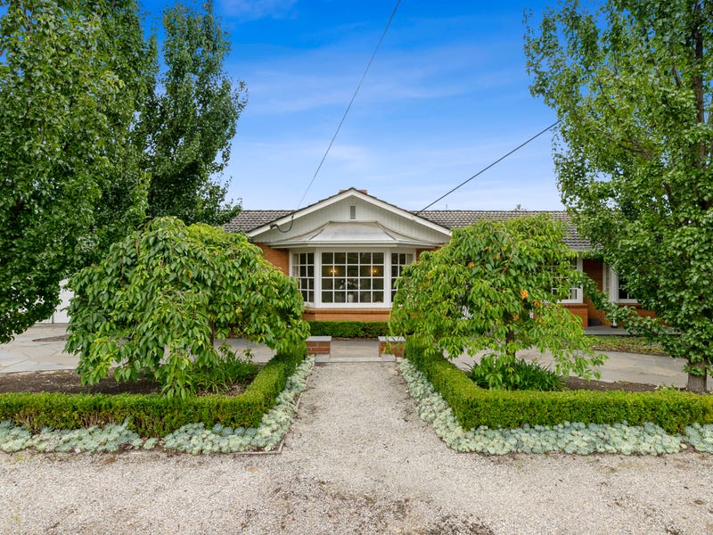 240 Roslyn Road, Highton, VIC 3216