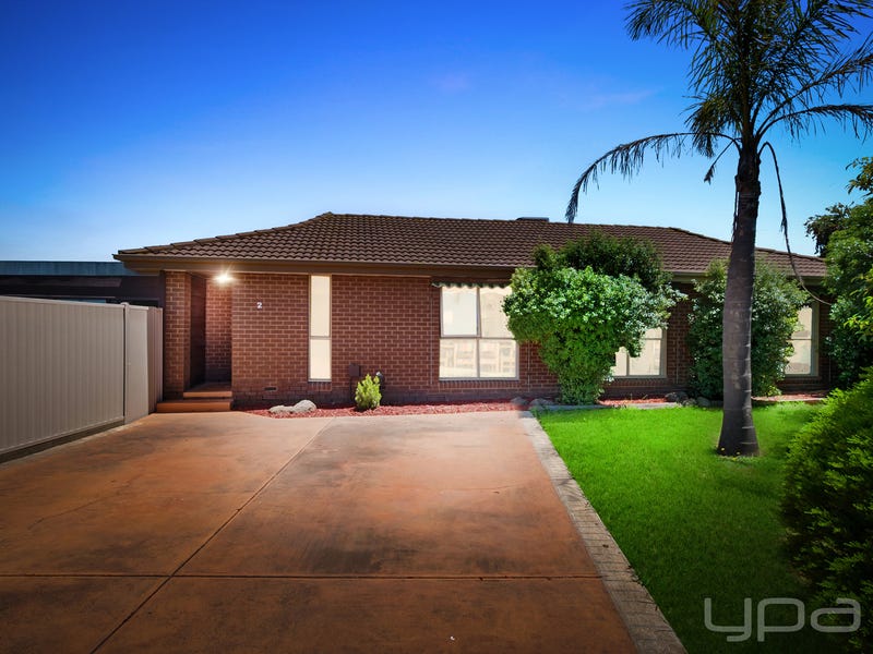 2 Agnes Court Kurunjang VIC 3337 Realestate Com Au Main