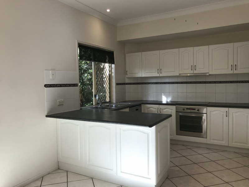 2/18 Lockhart Street, Woolloongabba, QLD 4102