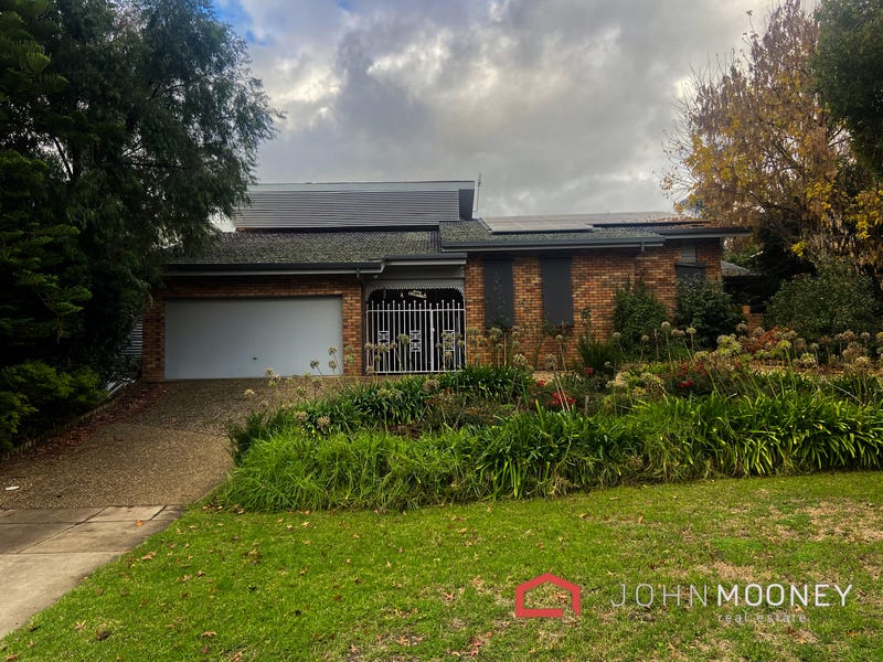 22 Churchill Avenue, Kooringal, NSW 2650