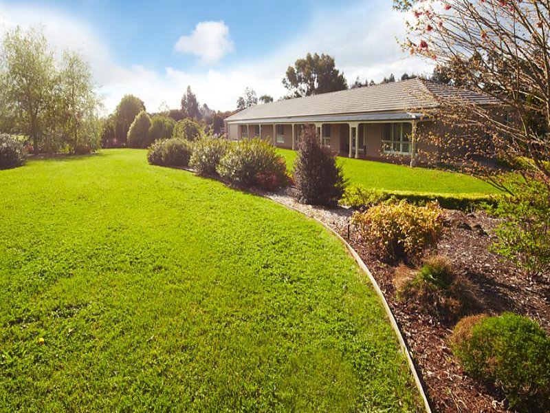 66 Stuart Drive, Woodend, VIC 3442