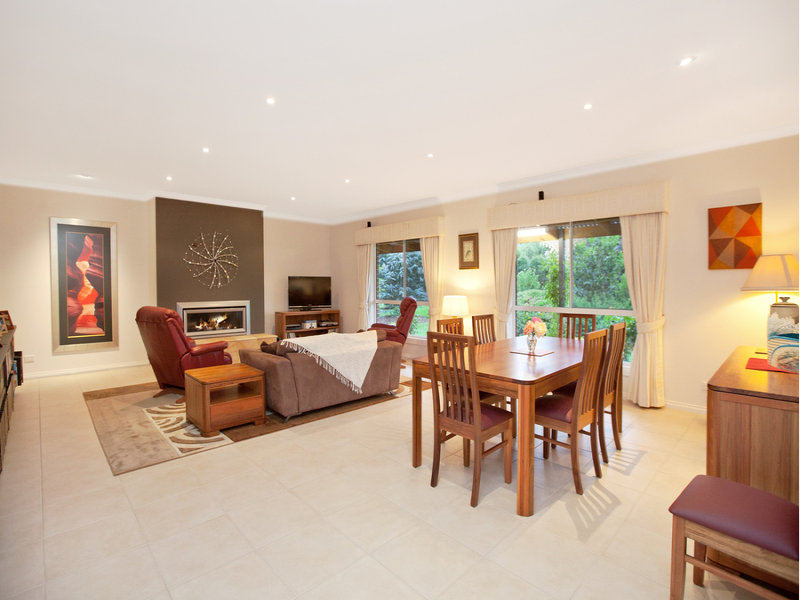 27 Robin Hood Way, Drouin, VIC 3818