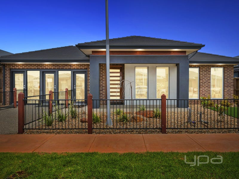 7 Lincolnshire Drive, Thornhill Park, VIC 3335