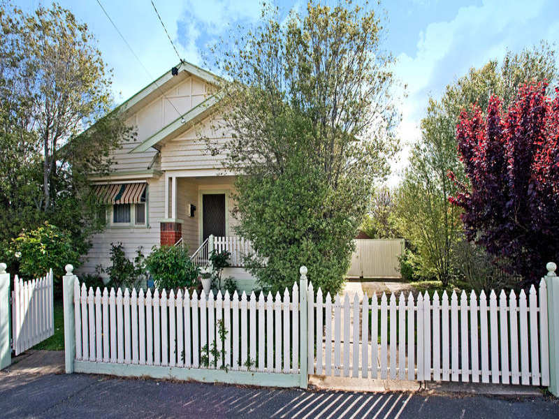 18 Cairns Avenue, Newtown, VIC 3220