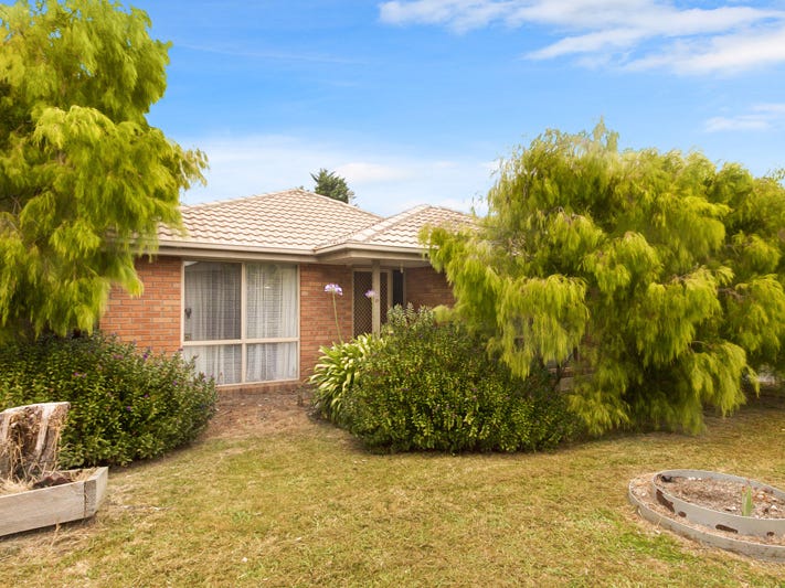 17 Bluegrass Crescent, Pakenham, Vic 3810 Property Details