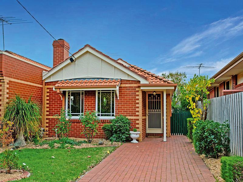 15B Carnarvon Road, Essendon, VIC 3040