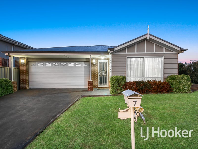 7 Samson Grove, Cranbourne East, VIC 3977