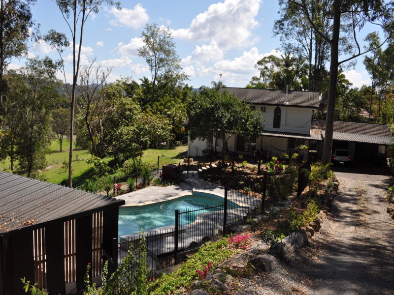 33 BONOGIN ROAD, Mudgeeraba, Qld 4213 Property Details