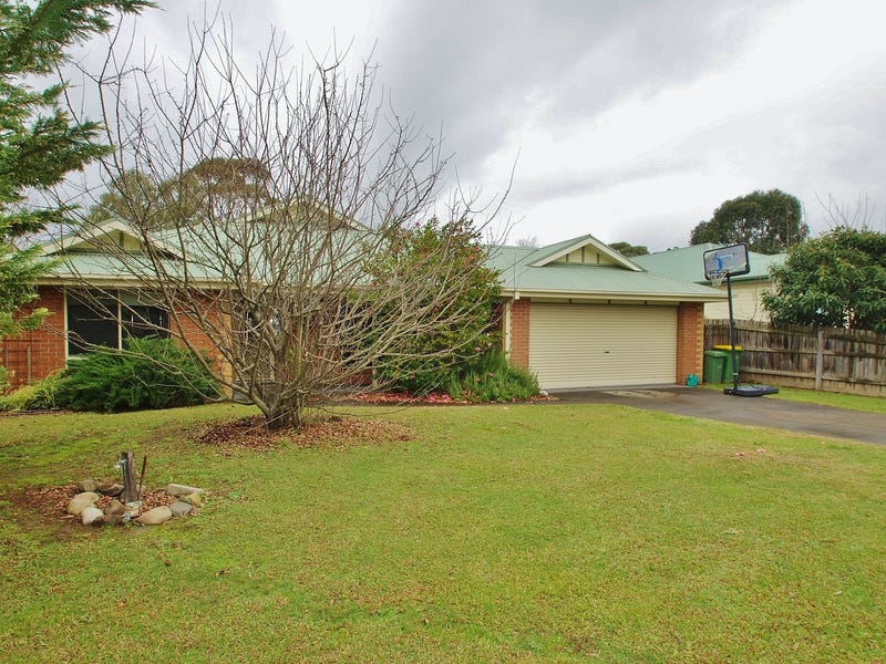 12 Farnham Road, Healesville, VIC 3777