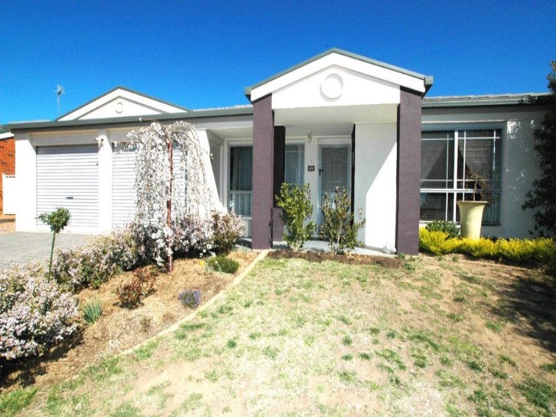8 Thomas Royal Gardens, Queanbeyan East, NSW 2620