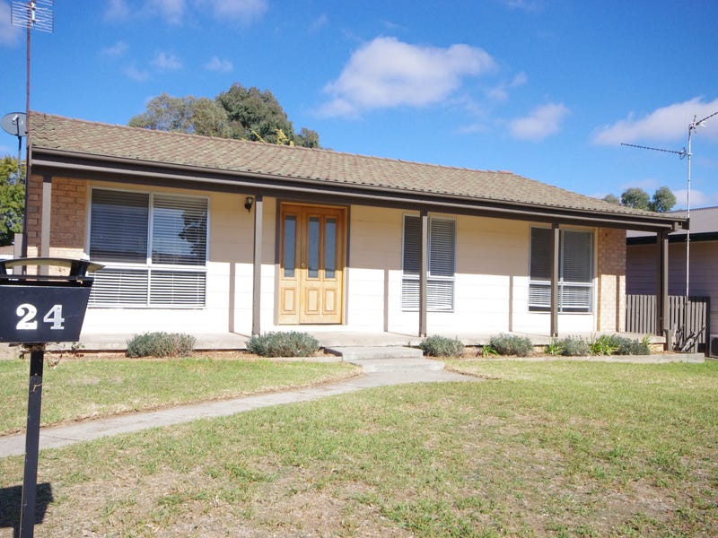 24 Pridham Street, Cowra, NSW 2794