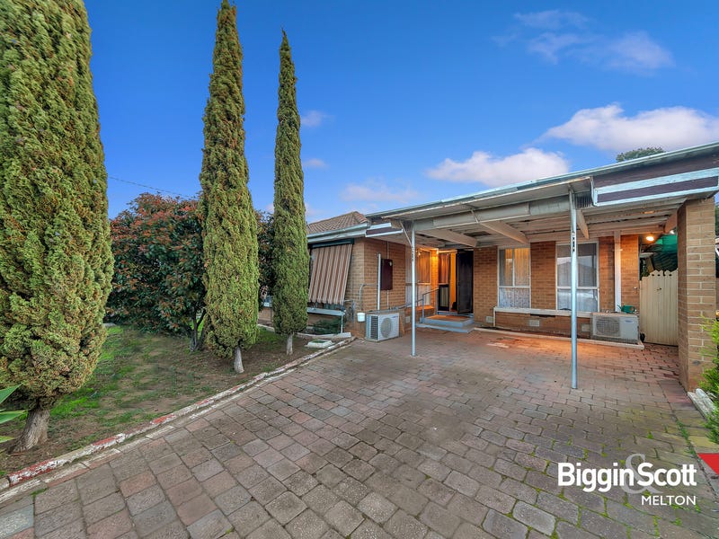 2 Blackwood Drive, Melton South, VIC 3338