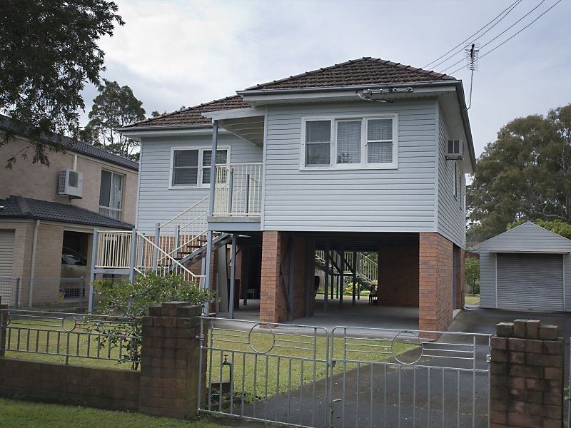 32 Waterside Cres, Carramar, NSW 2163